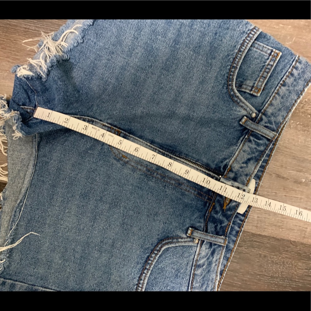 ❤️F21 Demin Cut Offs - Picture 7 of 9